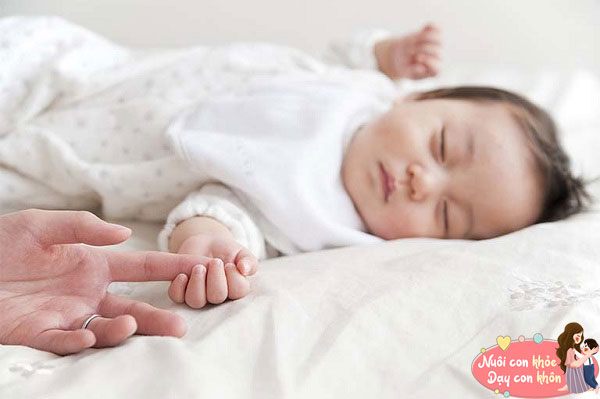 Nếu trẻ thường xuyên nằm nghiêng khi ngủ có thể dẫn đến tật vẹo cổ.