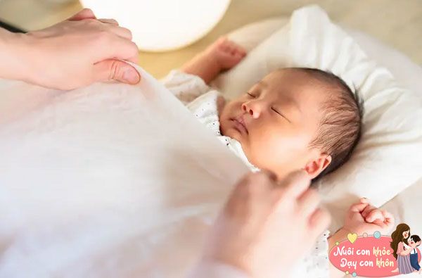 Bố mẹ chú ý tránh không che, trùm đầu của trẻ khi ngủ.