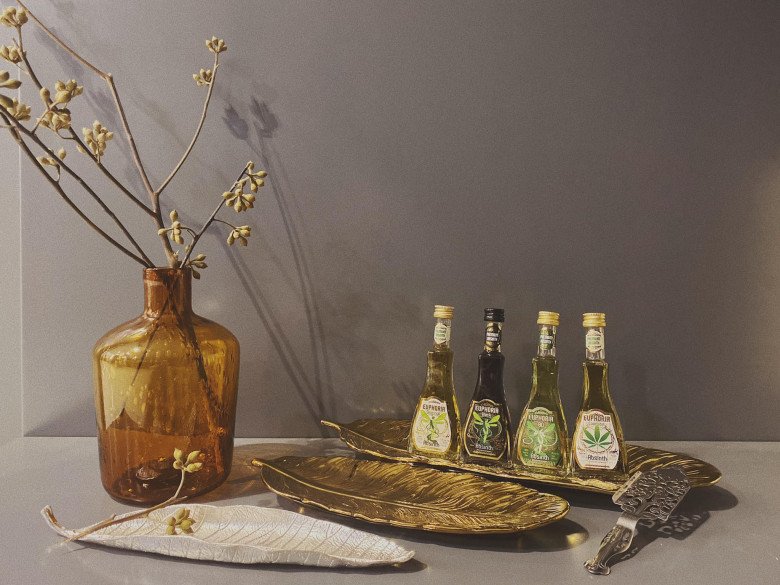 Để tô điểm cho căn phòng, cô sử dụng nến thơm, tinh dầu, những lọ hoa nhỏ.