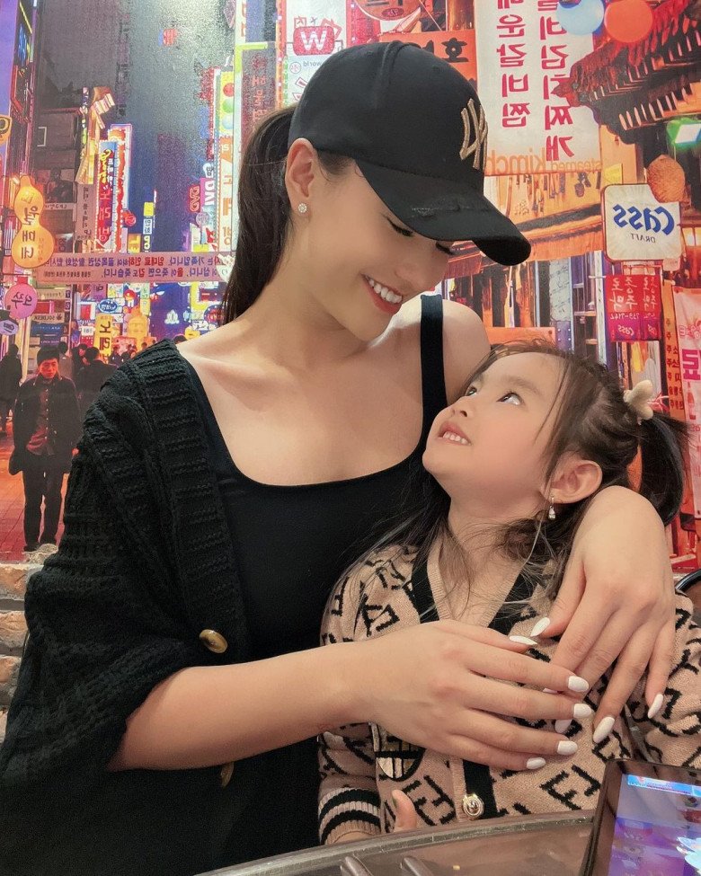 Chân dài giờ là mẹ đơn thân nuôi con gái nhỏ. 