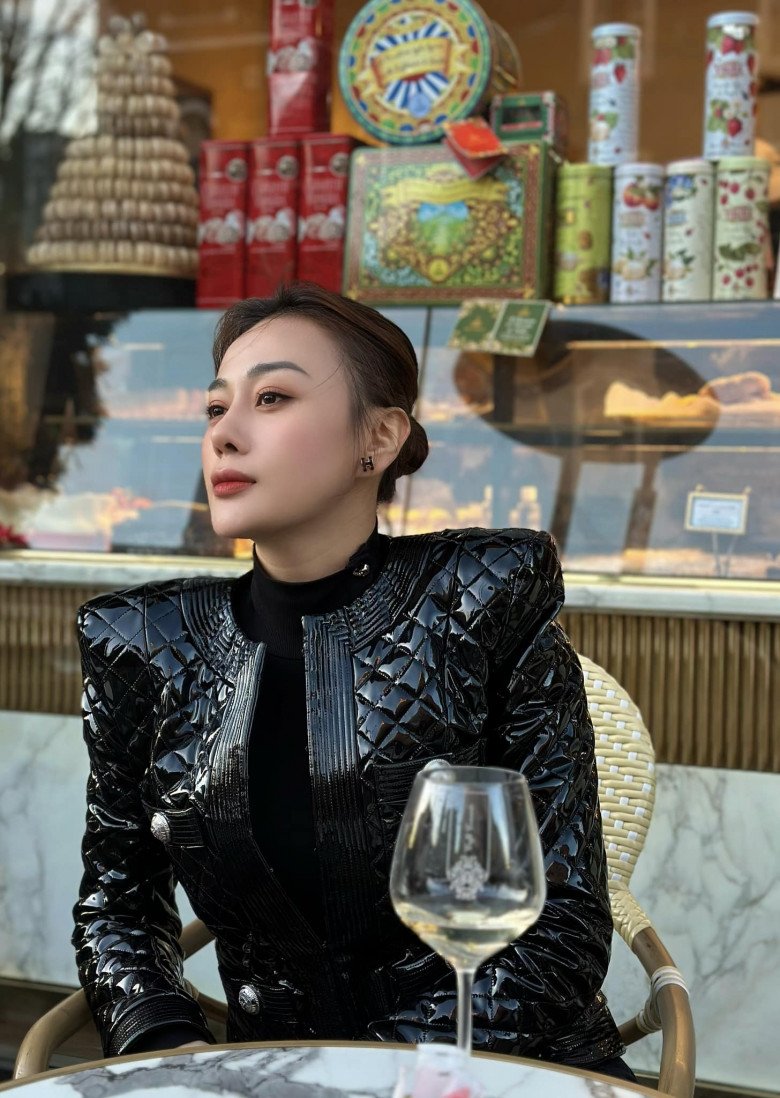 Phương Oanh đăng ảnh mới, gây chú ý với dòng chú thích: Chơi vơi dù đang có chuyến hẹn hò với Shark Bình ở nước ngoài.