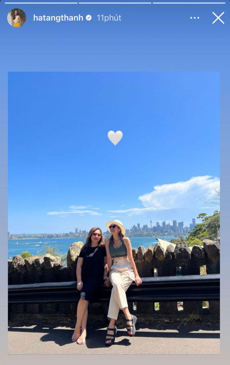 Ngay sau đó cô khoe cơ bụng số 11 tuyệt đẹp không chút mỡ thừa làm bao người say đắm. 