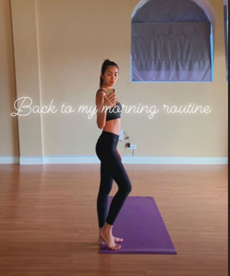 Tập luyện yoga mỗi buổi sáng. 