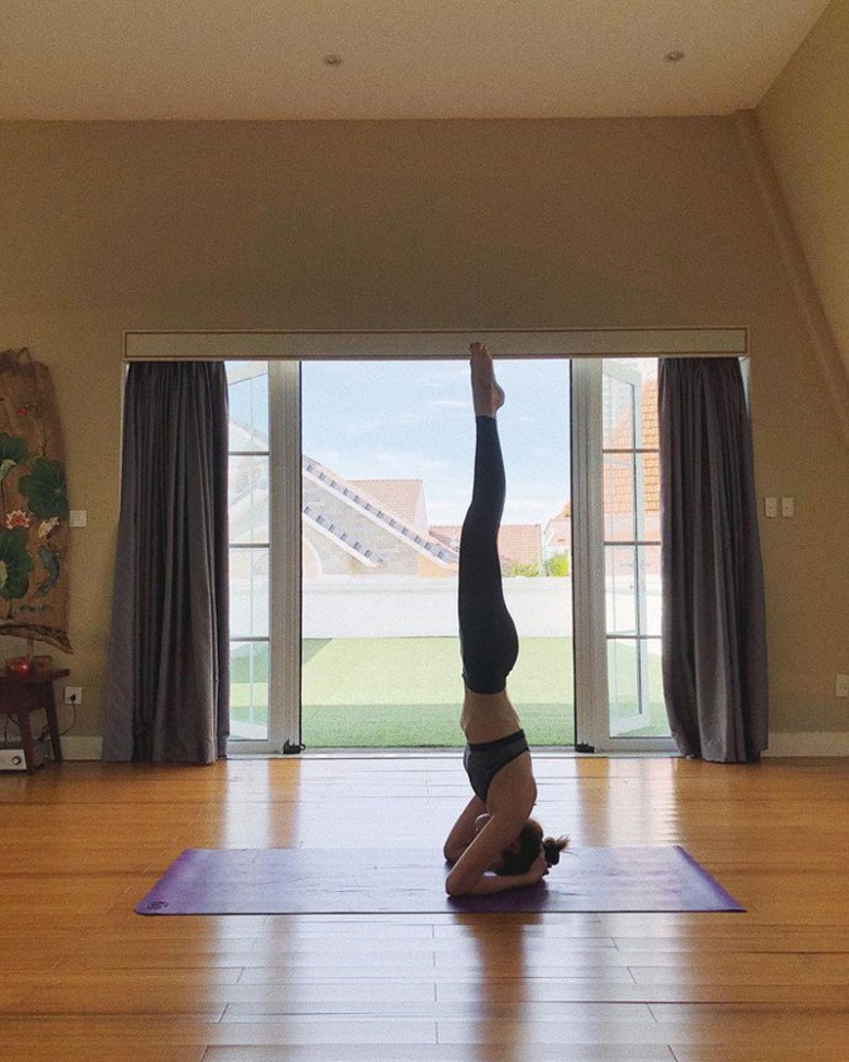 Những động tác siêu thách thức được bà mẹ ba con thực hiện. 