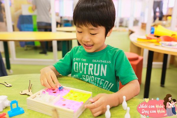 Bố mẹ hãy kích thích năm giác quan của trẻ ngay từ khi trẻ được sinh ra thông qua các trò chơi.