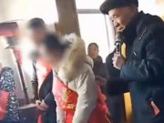 Tin tức - Gia đình tổ chức đám cưới và đám tang cùng lúc, dân làng tiết lộ: "Đó là chuyện bình thường"