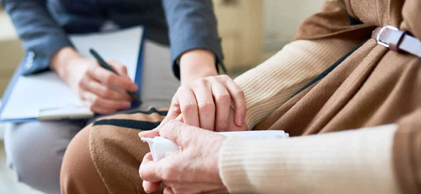 Khi có các biểu hiện tâm thần thì cần đi khám sớm để được can thiệp kịp thời. (Ảnh minh họa)