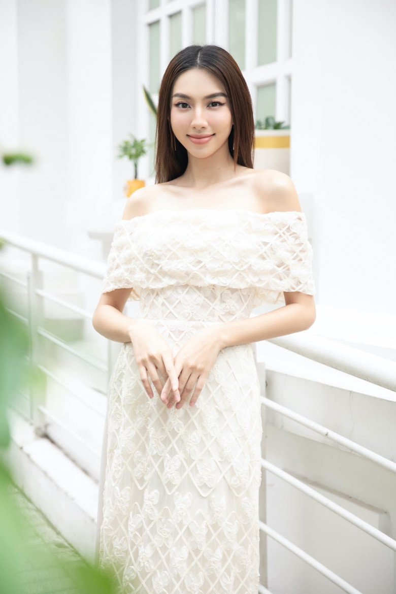 Hoa hậu Thuỳ Tiên mặc áo dài xuyên thấu, amp;#34;cạnh tranhamp;#34; trực tiếp với nàng dâu hào môn họ Đỗ - 1