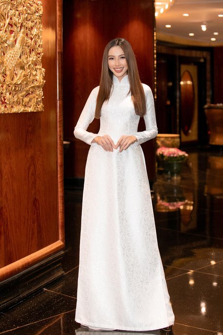 Hoa hậu Thuỳ Tiên mặc áo dài xuyên thấu, amp;#34;cạnh tranhamp;#34; trực tiếp với nàng dâu hào môn họ Đỗ - 11