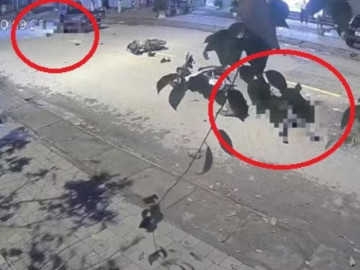 Clip: 2 xe máy tông nhau như tên lửa đụng độ, 2 người nằm bất động