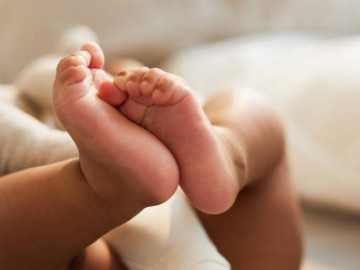 Bé trai sơ sinh tại Hải Phòng bị đặt vào túi nilon và bỏ rơi bên đường, may mắn được cứu sống