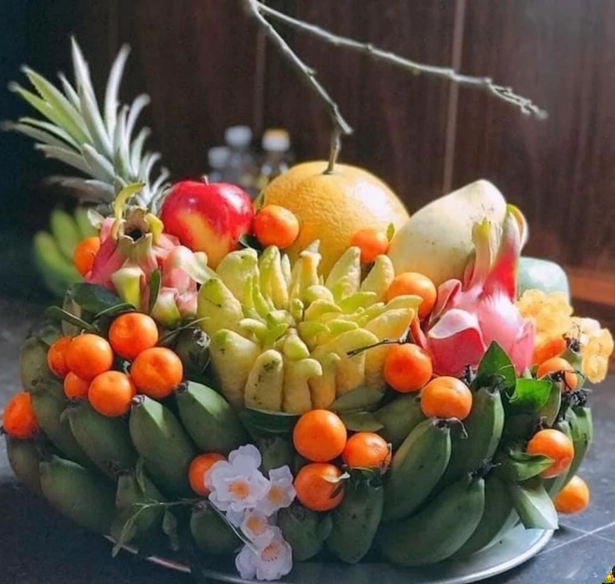 A beautifully arranged five-fruit tray from Northern Vietnam