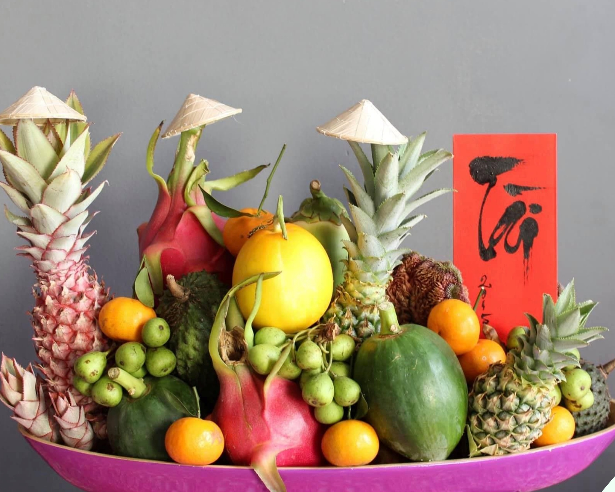 A creative and meaningful five-fruit tray arrangement