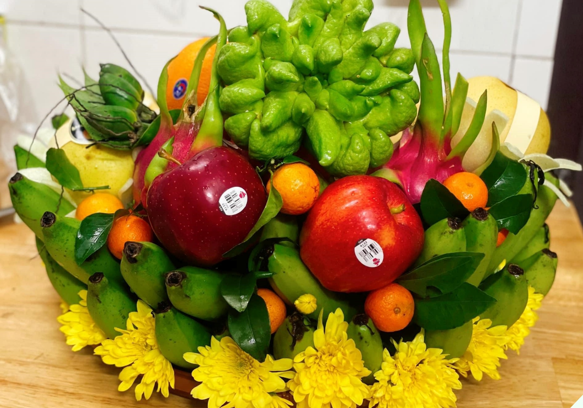 A five-fruit tray from Central Vietnam with chrysanthemums