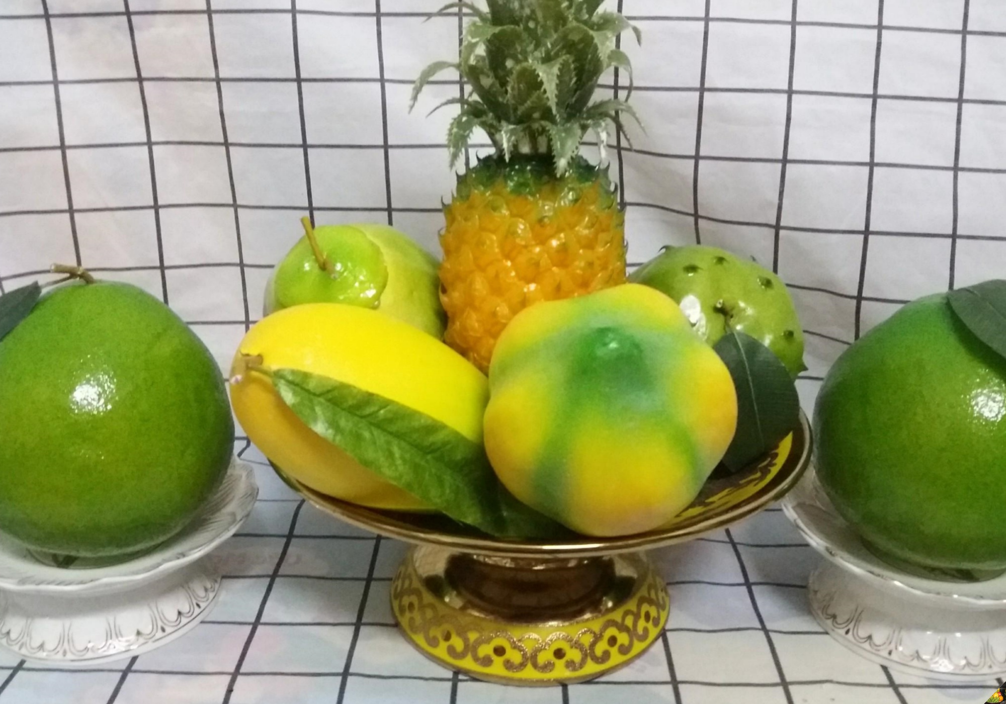 A display of artificial fruits that are not suitable for the five-fruit tray