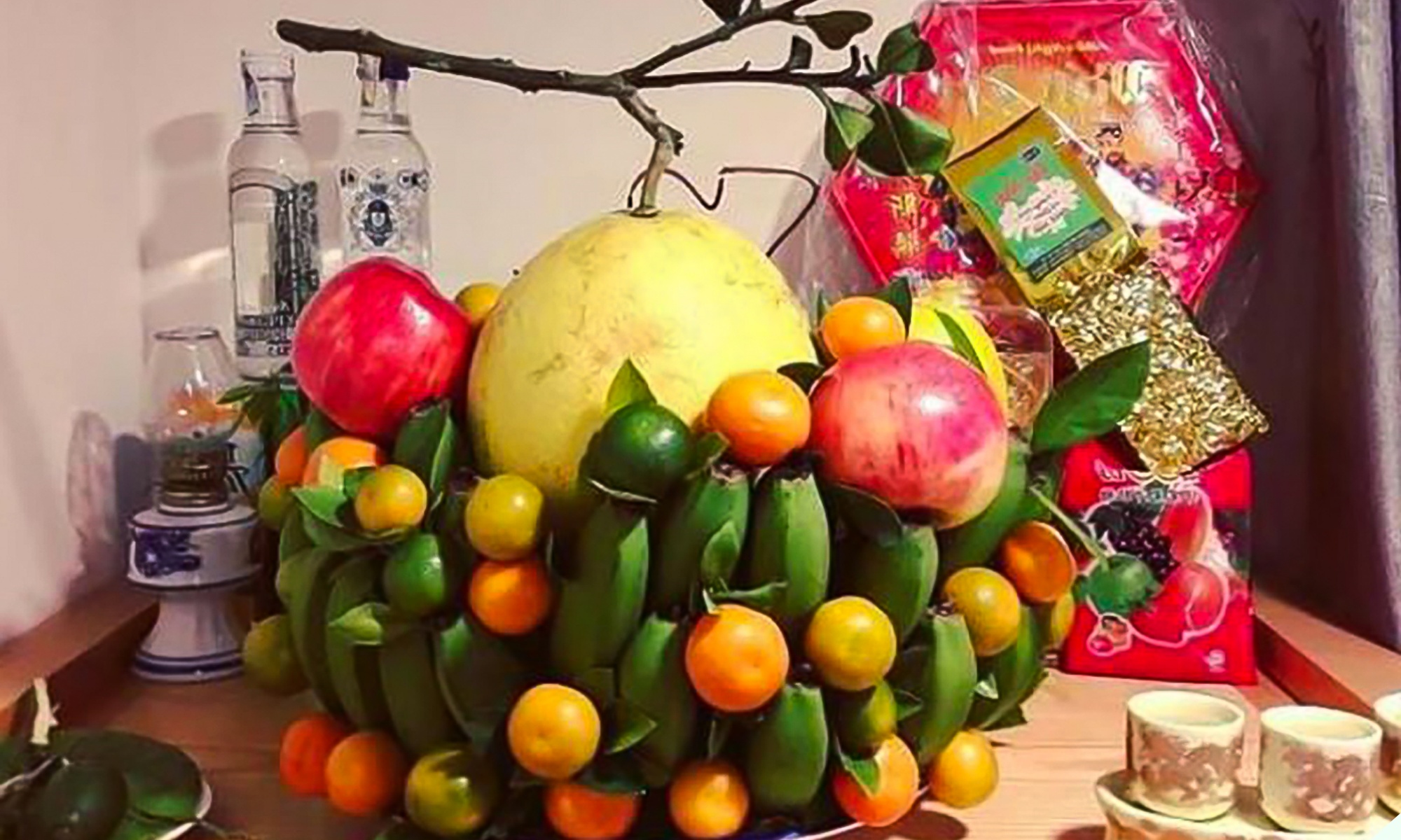 A five-fruit tray with each fruit representing one of the five virtues