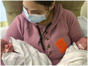 Bà bầu - Cặp song sinh "trăm triệu" hiếm có trên đời với người mẹ mang tử cung đặc biệt