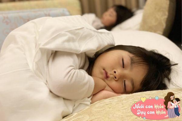 Chế độ ngủ lành mạnh giúp trẻ nạp đầy năng lượng cho ngày hôm sau.