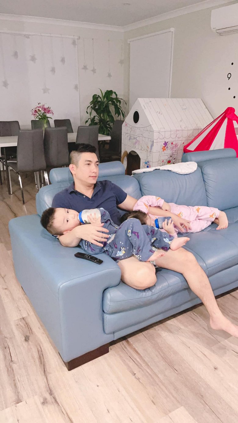 Nhiều năm làm nội trợ, Bảo Duy trở thành bố bỉm sữa chăm con cực khéo.