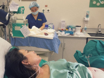 Phan Mạnh Quỳnh xúc động chứng kiến cảnh vợ vượt cạn, tự tay cắt rốn cho con