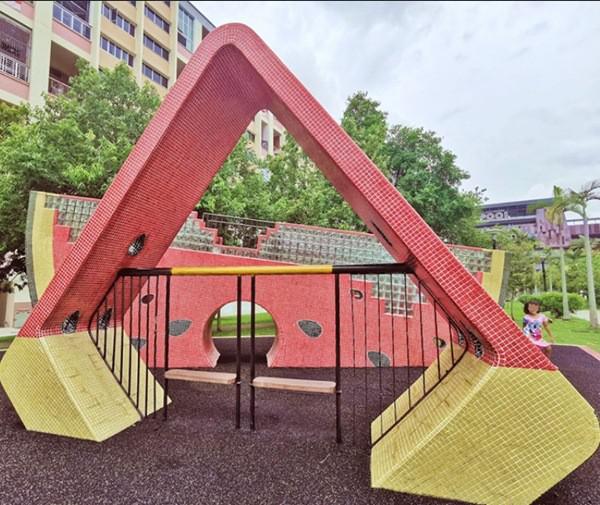 Cậu bé 10 tuổi ở Singapore mắc kẹt trên đỉnh miếng dưa hấu cao 3 mét, không ai biết tại sao - 2