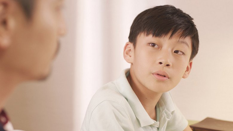 Bố mẹ nên thường xuyên quan tâm, trò chuyện với con để cùng trẻ vượt qua giai đoạn tuổi dậy thì nhiều thách thức. (Ảnh minh họa)