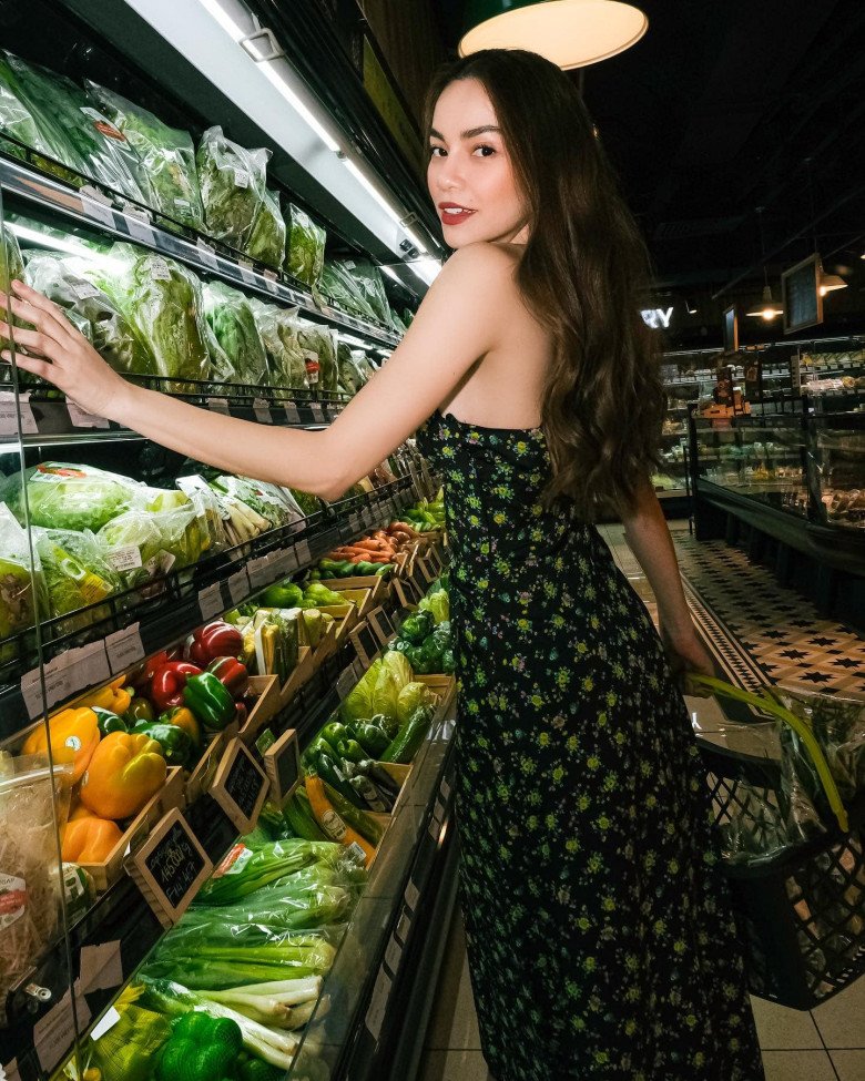 Chỉ đi siêu thị mua rau, Hồ Ngọc Hà làm ai cũng ngoái nhìn với chiếc váy phô tấm lưng trần - 4