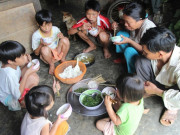 Tin tức - Cặp vợ chồng đông con nhất Quảng Nam: Không nhớ nổi năm sinh 15 đứa con, nhìn bữa ăn đạm bạc mà xót lòng
