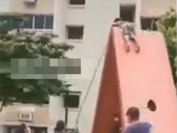 Cậu bé 10 tuổi ở Singapore mắc kẹt trên đỉnh miếng dưa hấu cao 3 mét, không ai biết tại sao