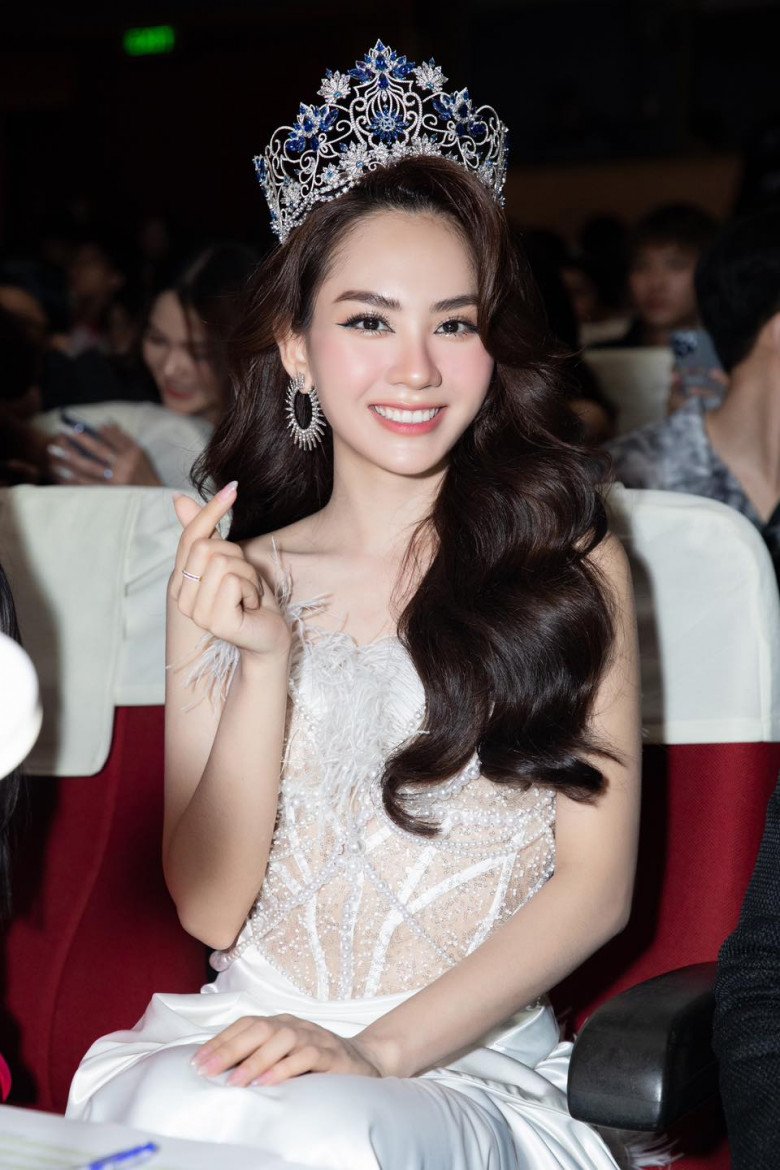 Hoa hậu Mai Phương đổi style ngoan hiền, ăn mặc giống Lê Bống, amp;#34;múa quạtamp;#34; gây tranh cãi - 8