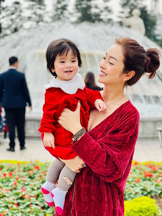 Jennifer Phạm 35 tuổi sinh con thứ 4, em bé giờ 3 tuổi xinh xắn được bố doanh nhân cưng chiều - 13