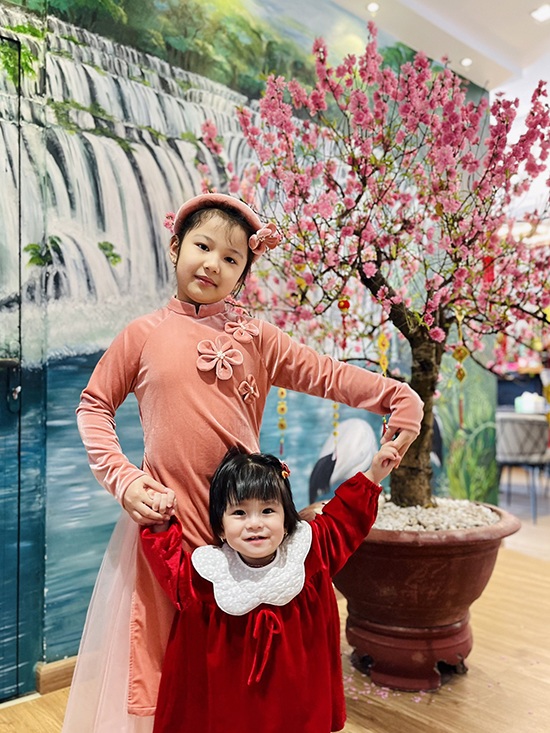 Jennifer Phạm 35 tuổi sinh con thứ 4, em bé giờ 3 tuổi xinh xắn được bố doanh nhân cưng chiều - 11