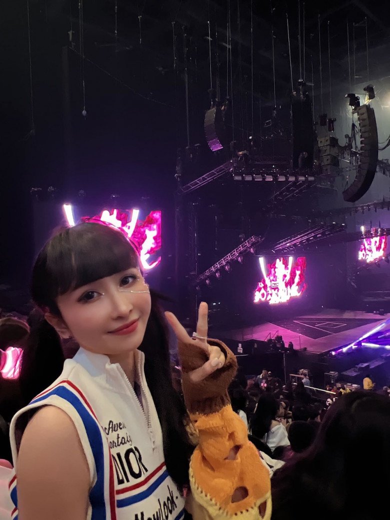 amp;#34;Lên đồamp;#34; đi xem concert BlackPink: Thuỳ Tiên, Phương Nhi khoe eo bé tí vẫn thua xa vợ Minh Nhựa  - 15