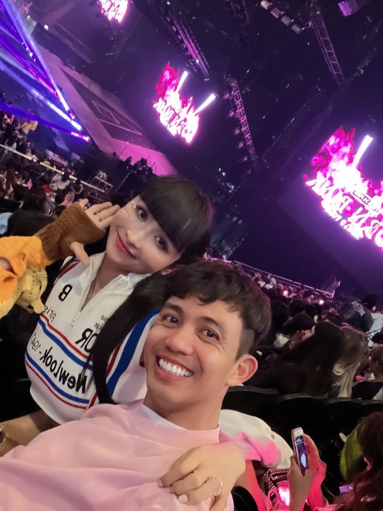 amp;#34;Lên đồamp;#34; đi xem concert BlackPink: Thuỳ Tiên, Phương Nhi khoe eo bé tí vẫn thua xa vợ Minh Nhựa  - 16