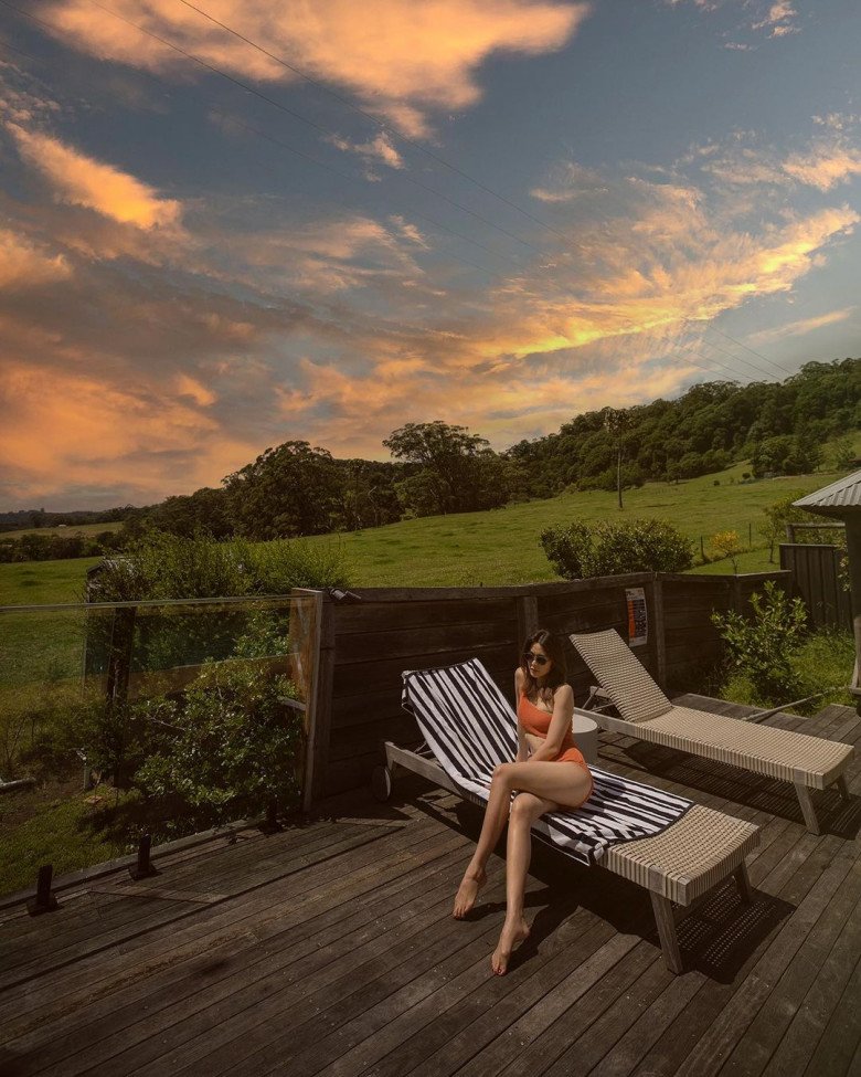 Dù sinh con thứ 3 cách đây không lâu nhưng mỹ nhân 8X vẫn sở hữu vóc dáng nuột nà chẳng khác ngày trẻ. Đặc biệt, cặp đào của bà mẹ 3 con cũng khiến nhiều người không khỏi xuýt xoa vì quá quyến rũ.