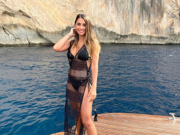 Tập luyện 5 buổi/tuần, cô vợ bốc lửa của cầu thủ vĩ đại nhất mọi thời đại có dáng đẹp như tạc tượng