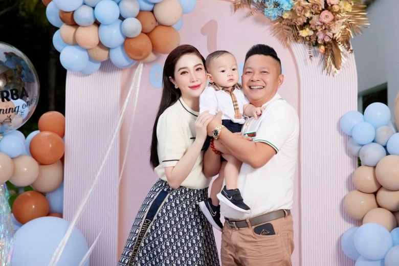 Nhóc tỳ được nhận xét có vẻ ngoài giống người bố doanh nhân như đúc.