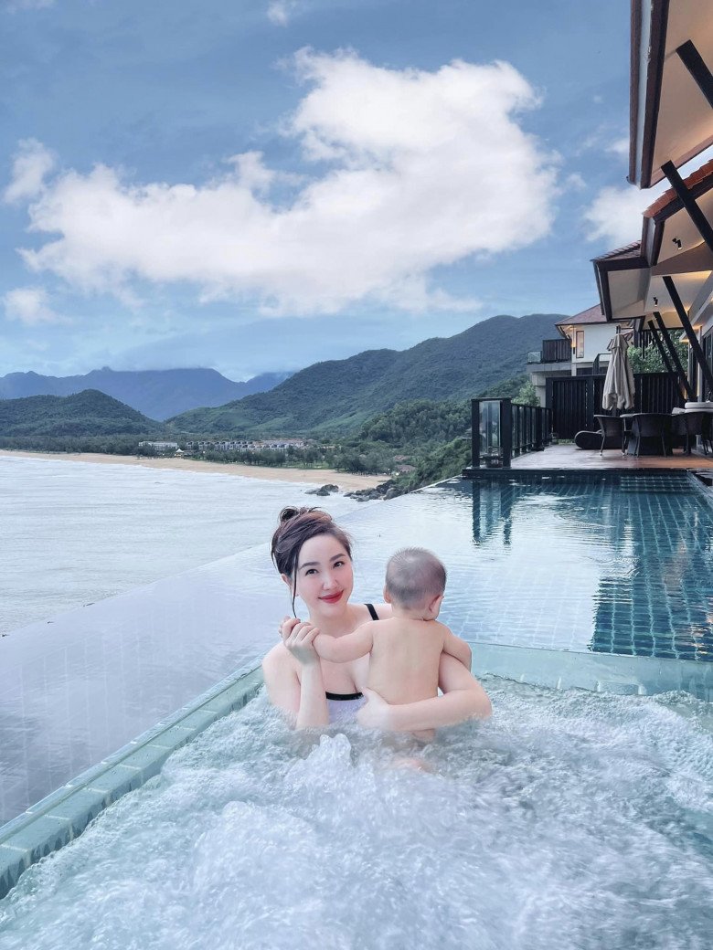 Sao Việt 24h: Bảo Thy lần đầu khoe cận mặt quý tử, cùng chồng đại gia Hà Tĩnh đi mừng amp;#34;Rich kidamp;#34; nhà Chi Bảo - 5