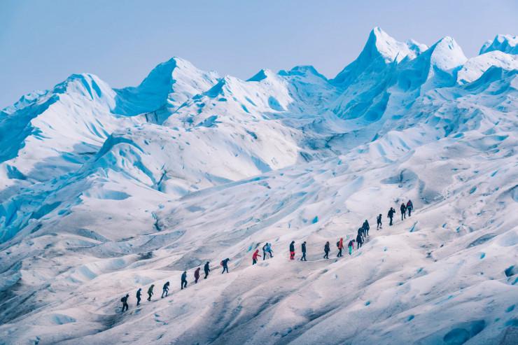 2. Sông băng Perito Moreno, Argentina: Perito Moreno được coi là sông băng đẹp nhất trên Trái Đất. Nằm trong Công viên Quốc gia Los Glaciares, ở cực Nam của Patagonia, bức tường băng màu ngọc lam rộng lớn này bao phủ hơn 259 km2 và cao 60 m. Đi bộ đến một điểm quan sát hoặc đi thuyền tới rìa của bức tường băng, bạn có thể nghe thấy tiếng băng nứt khi những tảng băng trôi khổng lồ được đưa vào vùng nước xanh thẳm của hồ Argentino. Nơi này luôn trông lấp lánh dưới ánh mặt trời như những viên pha lê. Ảnh: Getty.