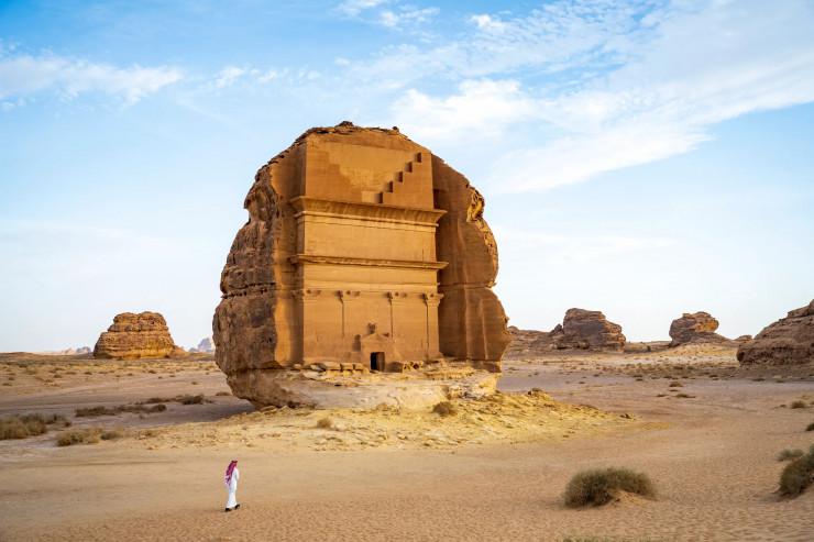 3. AlUla, Ả Rập Saudi: AlUla là nơi có lịch sử và di sản văn hóa phi thường. Cuối năm 2022, địa điểm này chính thức mở cửa đón khách và qua đó, hé lộ một phần lịch sử Ả Rập hơn 200.000 năm tuổi. Nằm ở trung tâm sa mạc phía Tây Bắc của Ả Rập Saudi, phần lớn nơi này vẫn chưa được khám phá. Hegra - Di sản Thế giới được UNESCO công nhận - nổi tiếng với những ngôi mộ hoành tráng được chạm khắc tinh xảo vào vách đá sa thạch đỏ. Phố cổ AlUla là mê cung của những ngôi nhà gạch bùn đã bị bỏ hoang, rải rác với màu đất của sa mạc. Các tác phẩm nghệ thuật trên đá cổ xưa và các nhà hàng của đầu bếp tên tuổi nằm trên đỉnh của tòa nhà gương lớn nhất thế giới. Ảnh: Getty.