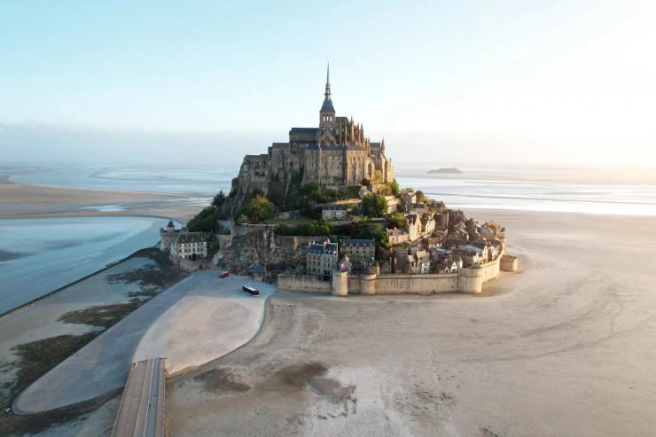1. Mont Saint-Michel, Pháp: 1.000 năm trước, người ta bắt đầu xây dựng tu viện Benedictine theo phong cách Gothic đáng kinh ngạc này, nổi tiếng khắp thế giới với tên gọi Kỳ quan phương Tây. Trên đỉnh một mỏm đá, cách biển 800 m ở giữa vịnh Mont-Saint-Michel, nó xuất hiện như thể ở trong truyện cổ tích. Nằm trên biên giới của Normandy và Brittany, nơi đây có biên độ thủy triều lớn nhất châu Âu. Khi thủy triều xuống, bạn có thể đi bộ chân trần đến tu viện băng qua những bãi cát rộng lớn bao quanh nó. Khi thủy triều lên, nơi đây dường như nổi trên biển như một ảo ảnh đại dương. Phải mất 500 năm để nơi này được hoàn thành và thu hút khách hành hương từ khắp nơi trên thế giới. Ảnh: Getty.