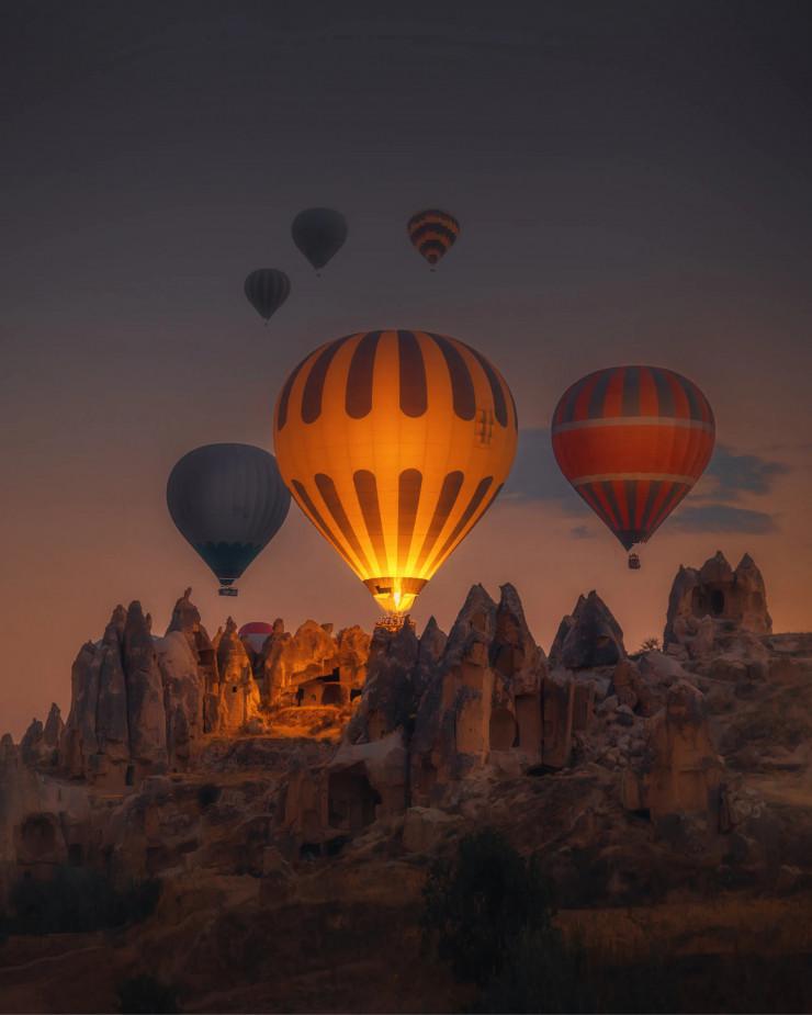 5. Cappadocia, Thổ Nhĩ Kỳ: Năm 2023 đánh dấu mốc 100 năm kể từ ngày kết thúc Đế chế Ottoman và sự khởi đầu của Thổ Nhĩ Kỳ hiện đại. Nằm ở ngã tư của châu Âu và châu Á, Thổ Nhĩ Kỳ có nền văn hóa và di sản đáng ngưỡng mộ, đồng thời là quê hương của kỳ quan thiên nhiên vĩ đại trên thế giới - Cappadocia. Nơi đây được gọi là Những ống hút thần tiên, có vệt màu đỏ và đất son với những chiếc vương miện được điêu khắc bằng gió, là cảnh quan siêu thực trên Trái Đất. Những ngôi nhà bằng đá ở Cappadocia giống như các tác phẩm nghệ thuật, với mặt tiền, cửa ra vào, cửa sổ và cầu thang được tinh chỉnh từ trên cao một cách chi tiết. Toàn bộ thị trấn đã bị khoét rỗng dưới lòng đất như những cảnh nhà chọc trời ngược. Nơi đây có những khách sạn hang động sang trọng kiểu boutique tuyệt đẹp, khinh khí cầu bay qua thung lũng và những vườn nho sản xuất rượu vang địa phương ngọt ngào. Ảnh: Getty.