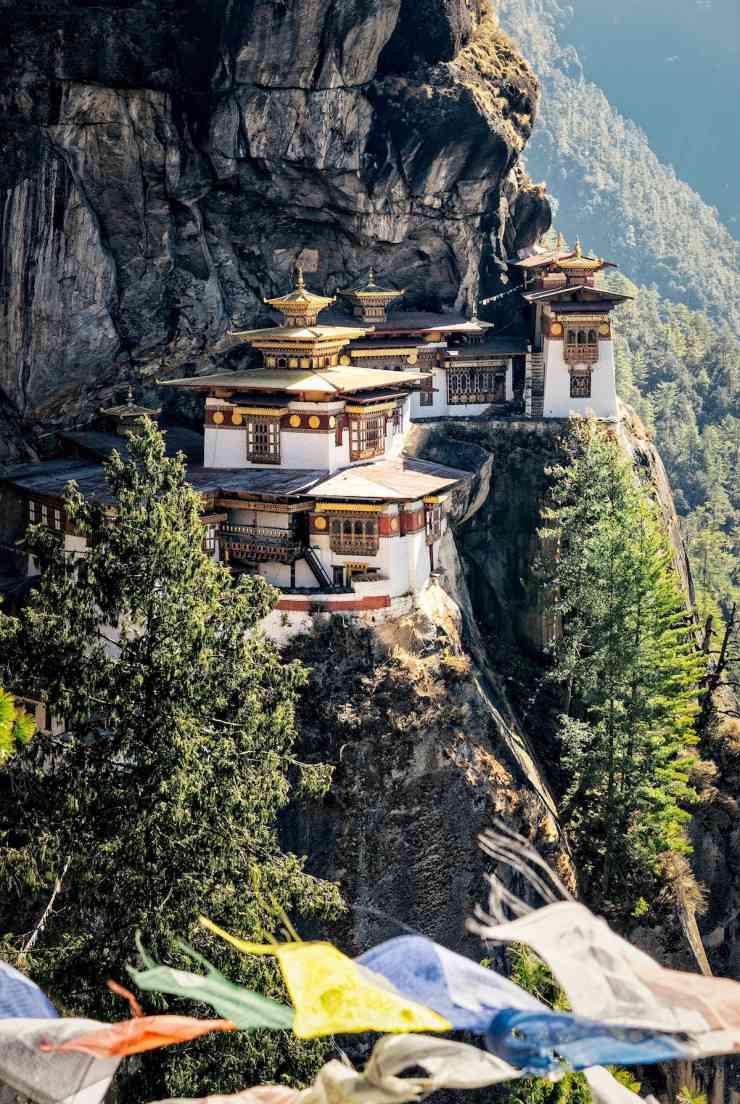 4. Tu viện Tigers Nest, Bhutan: Cuối năm 2022, con đường xuyên Bhutan được chờ đợi từ lâu đã hoàn thành, một tuyến đường leo núi dài hơn 400 km từ Haa ở phía Tây đến Trashigang ở phía Đông. Đi qua 27 ngôi làng, hàng chục ngôi đền và 12 ngọn núi, có lẽ đây là cách tốt nhất để nhìn thấy một trong những vương quốc vĩ đại cuối cùng của dãy Himalaya. Tu viện Tiger’s Nest hay Paro Taktsang luôn thật đặc biệt khi nằm trên rìa một vách đá cao 914 m phía trên Thung lũng Paro, quần thể gồm 4 ngôi chùa Phật giáo và các tòa nhà dân cư, với những bức tường quét vôi trắng, mái nhà màu đỏ và trần nhà hình vòm bằng vàng. Tu viện được xây dựng trên một hang động, nơi người ta tin rằng Guru Rinpoche - một trong những người sáng lập Phật giáo tại đây - đã thiền định vào thế kỷ thứ 8. Ảnh: Getty.