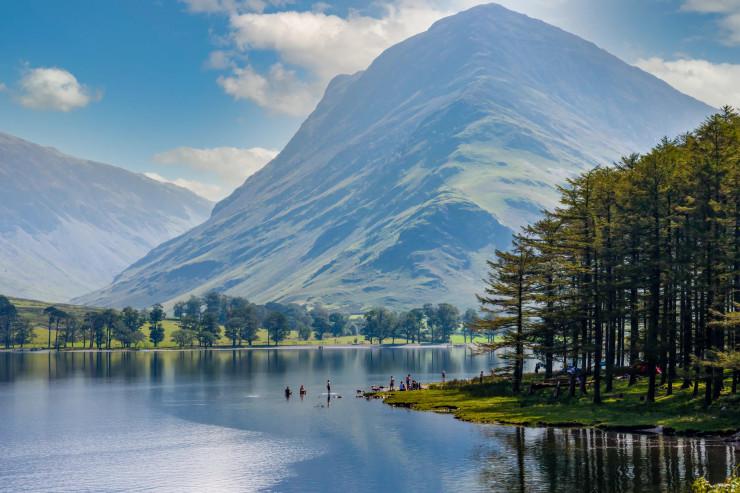 6. Lake District, Vương quốc Anh: Con đường Coast to Coast của Anh được coi là một trong những con đường đi bộ tuyệt vời nhất thế giới. Năm nay, nó tròn 50 tuổi. Trải dài hơn 305 km trên khắp miền Bắc nước Anh, với phần đẹp nhất là đoạn băng qua Lake District. Công viên quốc gia này tràn ngập những điều kỳ diệu: Hồ Windemere - vùng nước lớn nhất trong công viên; Stock Ghyll Force - một trong những thác nước ngoạn mục nhất nước Anh; Scafell Pike - đỉnh cao nhất 978 m ở Anh... Ảnh: Getty.