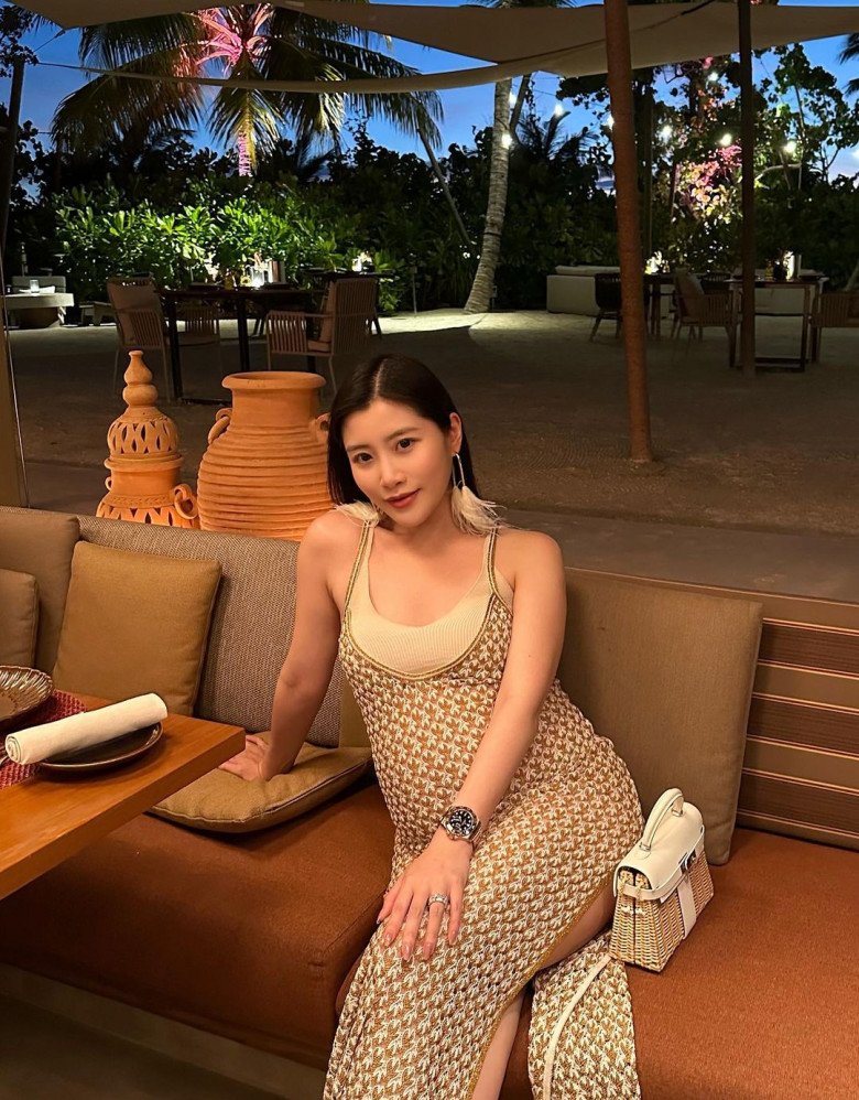 Chryseis Tan ưa chuộng những chiếc váy bó sát khoe bụng bầu khéo léo.