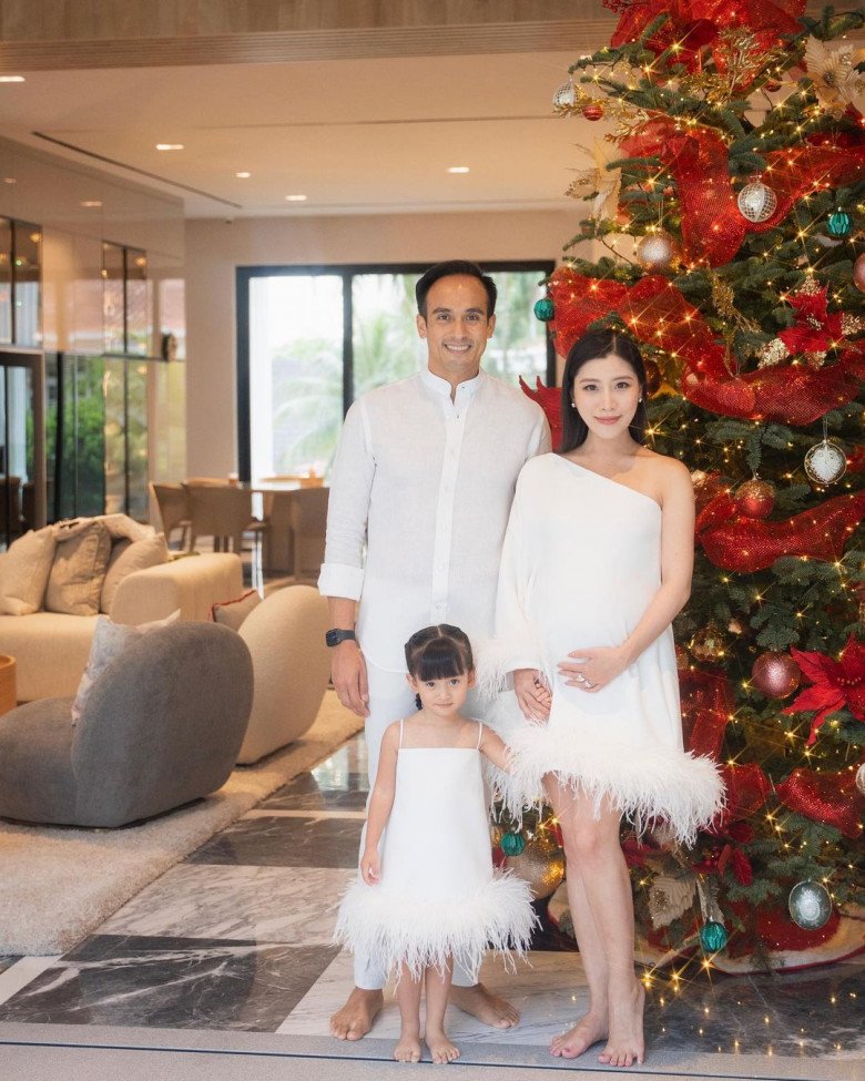 Gia đình hạnh phúc của ái nữ hàng hiệu.
