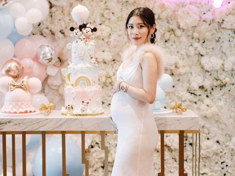 Nàng tiểu thư vô cùng xinh đẹp với vóc dáng cân đối cùng vòng 2 đã lộ rõ.