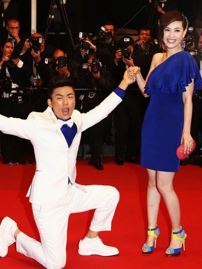 Anh quỳ gối trước Mã Dung trên thảm đỏ Cannes.