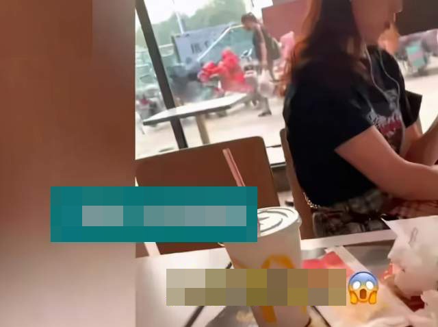 Bố đơn thân đi xem mắt để tái hôn, vừa thấy mặt đối phương liền tái mét mặt mày - 1