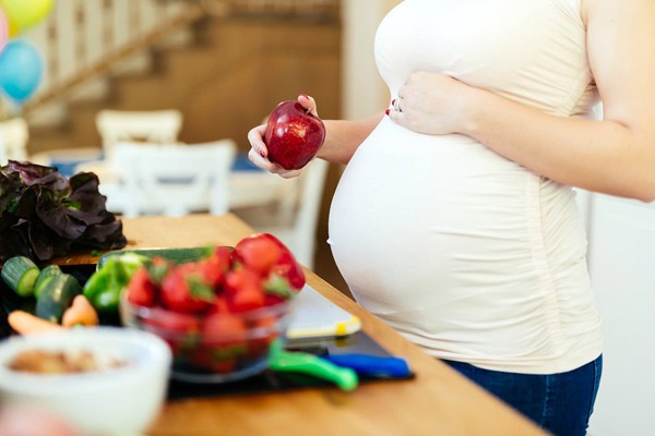 Việc ăn uống của thai phụ đã trở thành lý do gây nên mâu thuẫn gia đình.
